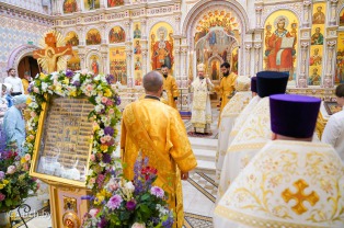 В праздник Всех святых Патриарший Экзарх возглавил престольное торжество во Всехсвятском храме-памятнике города Минска